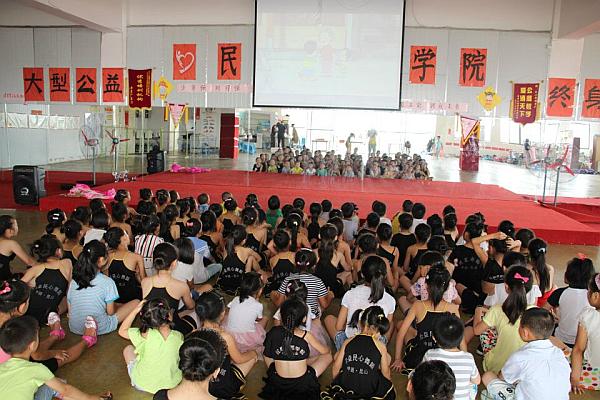 “三爱文化”是学院非常重视的教育方向《爱国爱家爱自己》