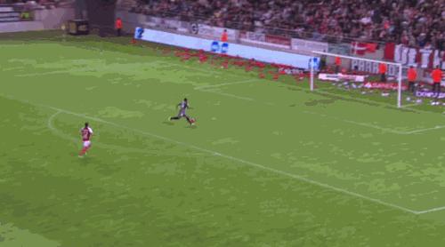 足球搞笑GIF（7）：我跟你讲，你下次再这样子进球会被打的