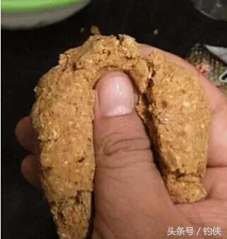 钓鱼爆炸钩与饵料的正确使用方法,爆炸钩正确挂饵钓底方法
