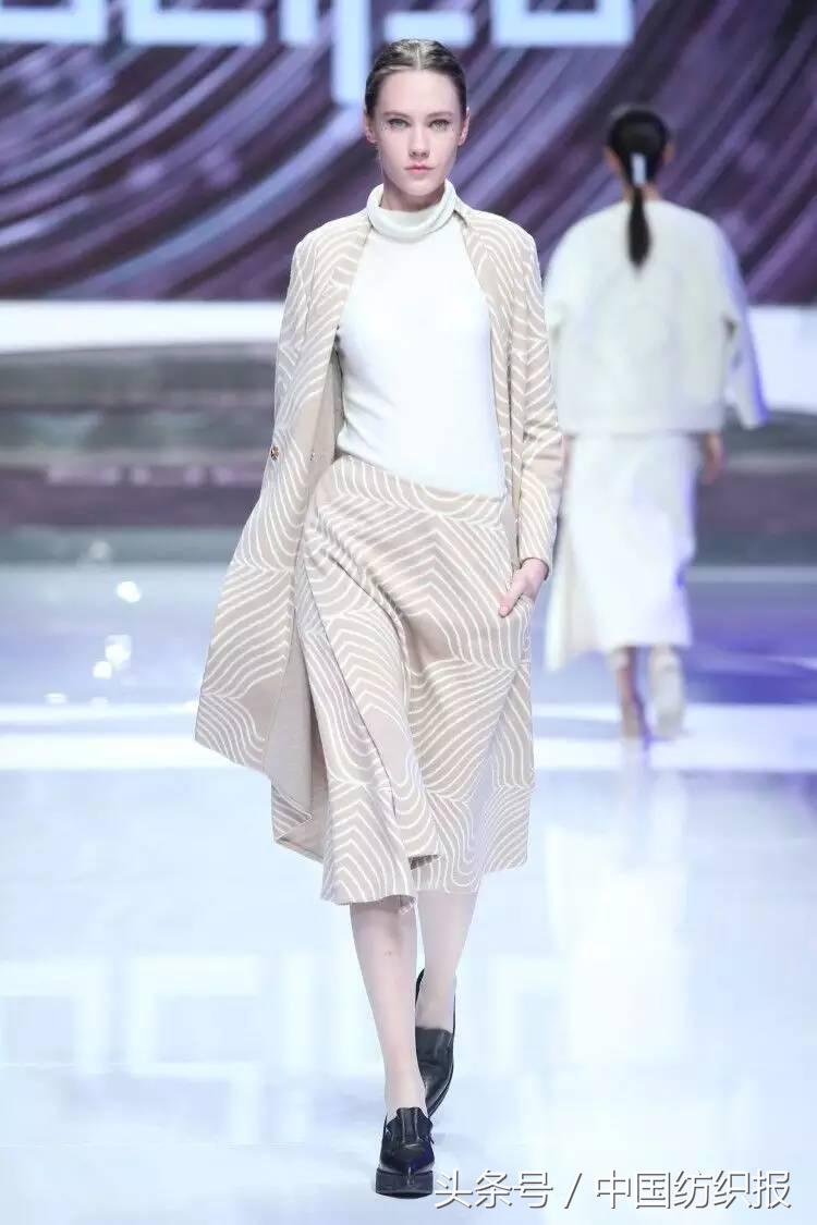 在复古的猜测中醒来，在超模的回忆中离去，在董力的一剑中沦陷