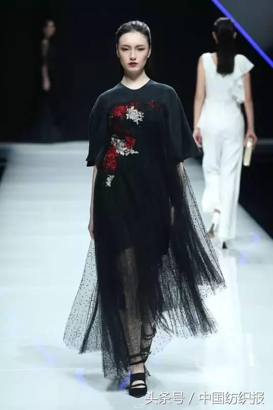 在复古的猜测中醒来，在超模的回忆中离去，在董力的一剑中沦陷