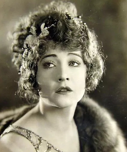 她被称中国第一美女身价过亿,她被誉为圈内第一美女