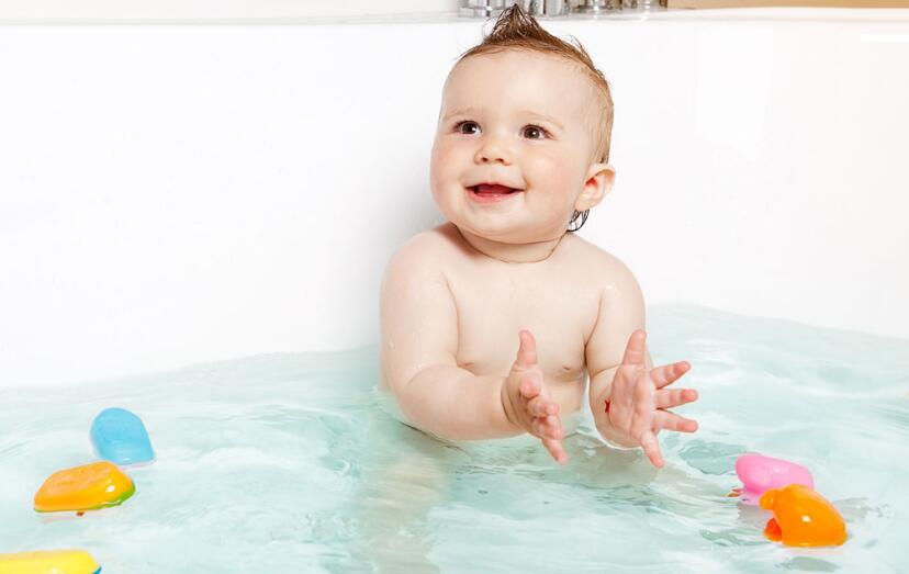 怎样给宝宝洗澡宝宝才不会哭闹,如何给宝宝洗澡才不会感冒