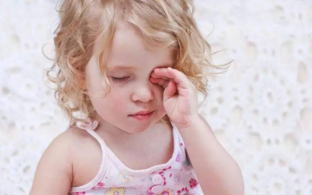 小孩子不可以戴大人的饰品,不要给孩子佩戴贵重物品