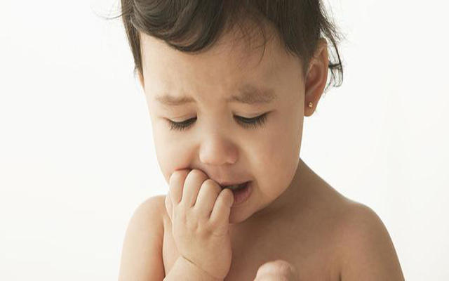 小孩子不可以戴大人的饰品,不要给孩子佩戴贵重物品