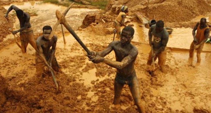 国家贫困县，5万人在非洲国家挖黄金发财