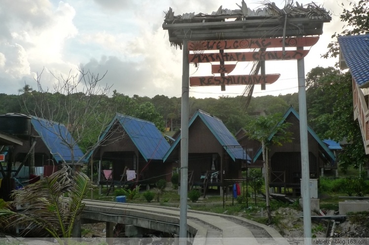 没有电没有通讯的孤独小岛生态奇好，巨大的蜥蜴自在游玩不怕人