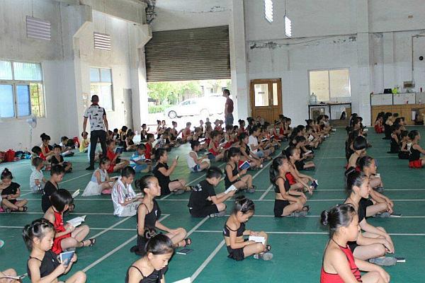 “三爱文化”是学院非常重视的教育方向《爱国爱家爱自己》