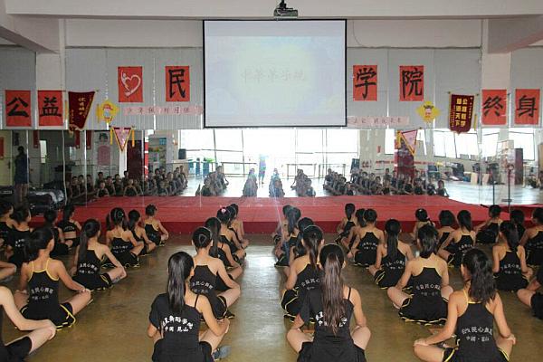 “三爱文化”是学院非常重视的教育方向《爱国爱家爱自己》