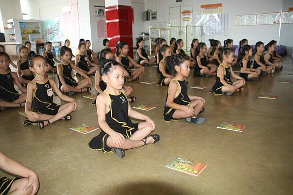 “三爱文化”是学院非常重视的教育方向《爱国爱家爱自己》