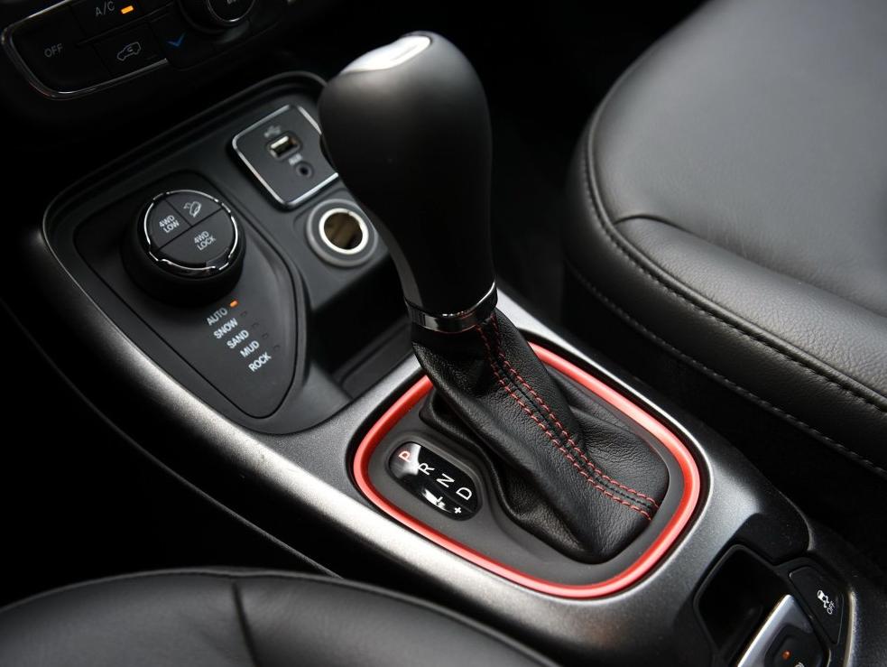 24款jeep大切诺基,2023款jeep指南者四驱高性能版