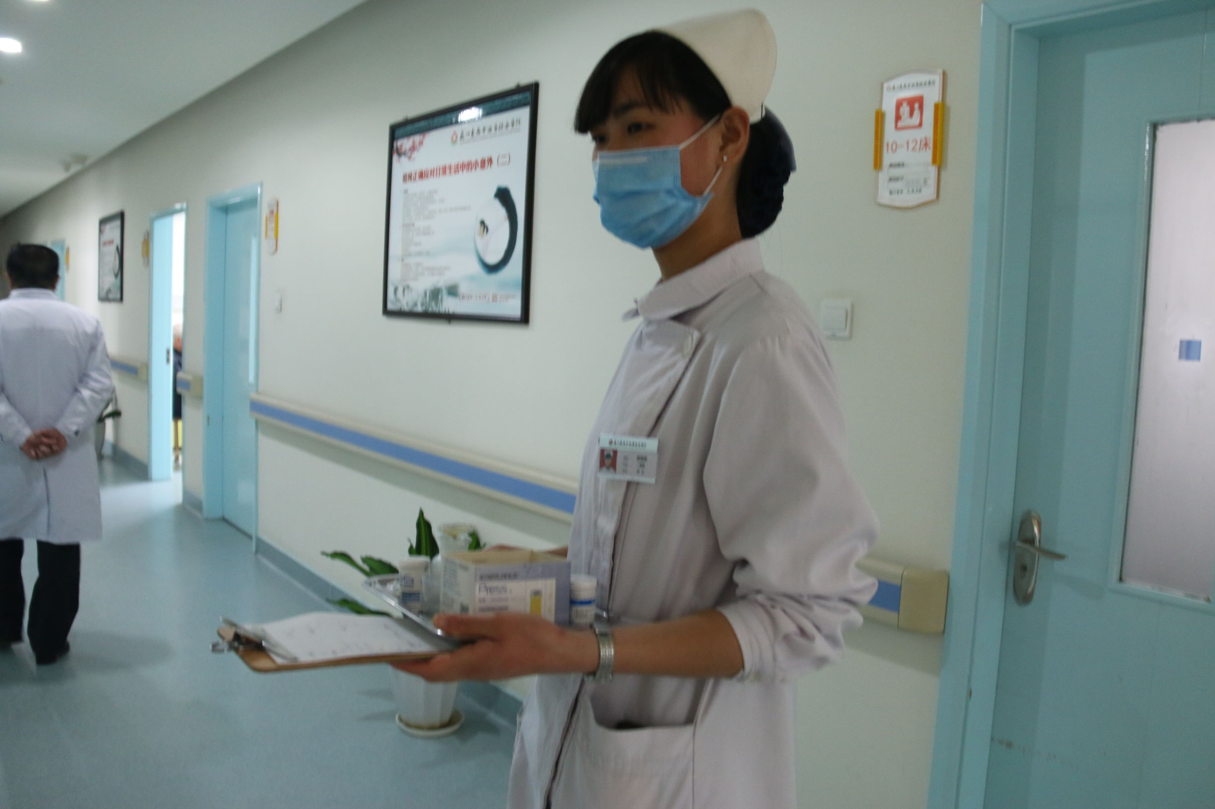 感受医护人员的艰辛与不易,体验到一线白衣天使的辛苦