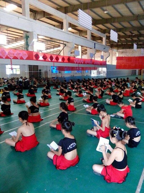 “三爱文化”是学院非常重视的教育方向《爱国爱家爱自己》