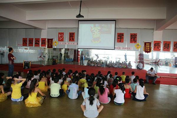 “三爱文化”是学院非常重视的教育方向《爱国爱家爱自己》