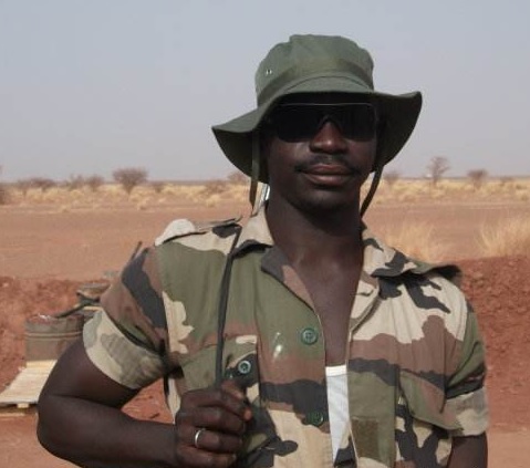 国家贫困县，5万人在非洲国家挖黄金发财