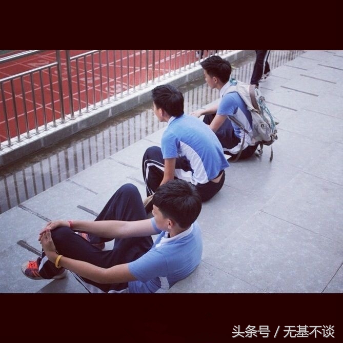 校服是我和你唯一穿过的情侣装,唯一穿过的情侣装是校服