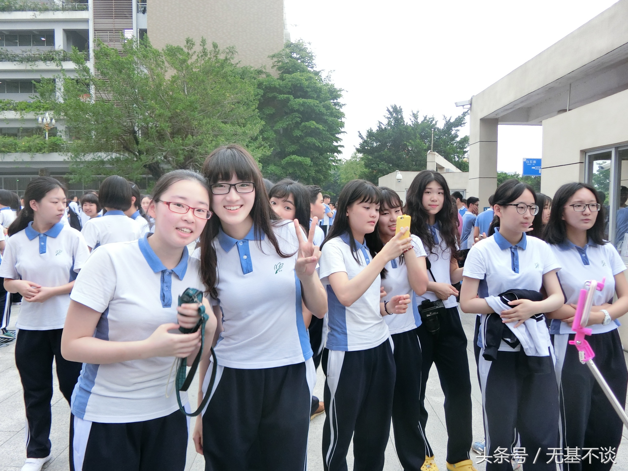 校服是我和你唯一穿过的情侣装,唯一穿过的情侣装是校服