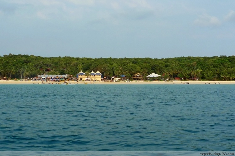 没有电没有通讯的孤独小岛生态奇好，巨大的蜥蜴自在游玩不怕人