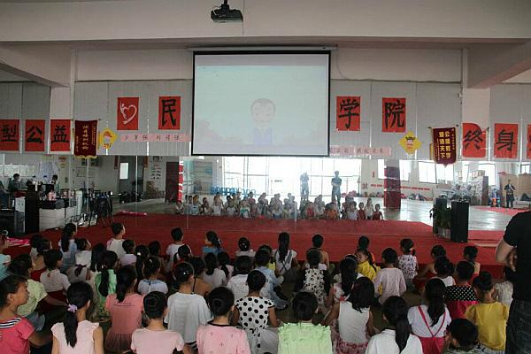 “三爱文化”是学院非常重视的教育方向《爱国爱家爱自己》