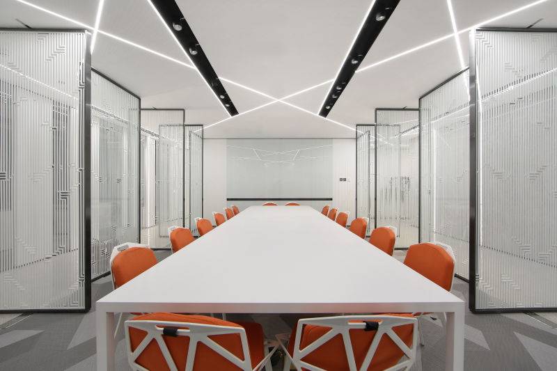 一个年轻潮服品牌的办公空间却选了素白当主打色？「设计联·1584期」