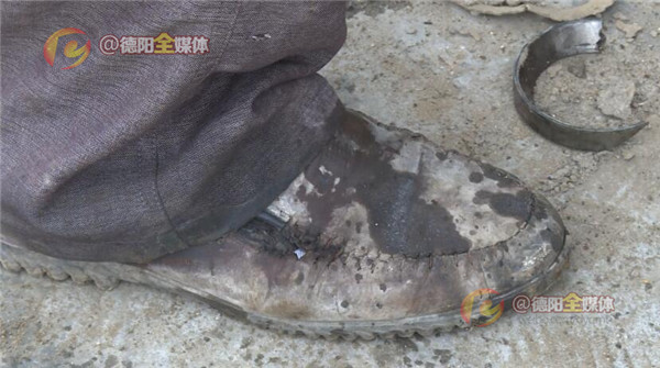 成绵高速公路上一车辆侧翻,成绵高速液化气罐车和货车相撞