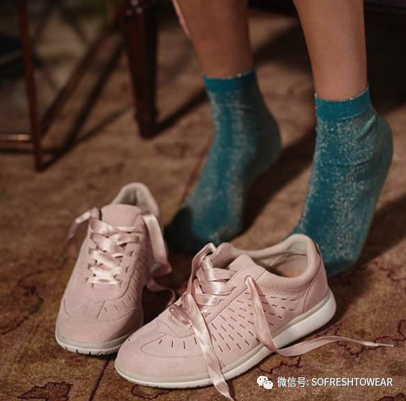 ugg鞋穿搭,ugg复古鞋怎么搭配衣服