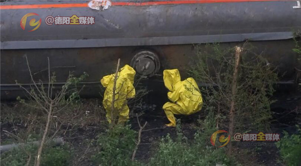 成绵高速公路上一车辆侧翻,成绵高速液化气罐车和货车相撞