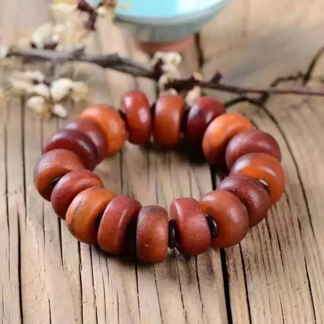 辨别烤色老蜜蜡方法图片,鉴别老蜜蜡的简单方法图片