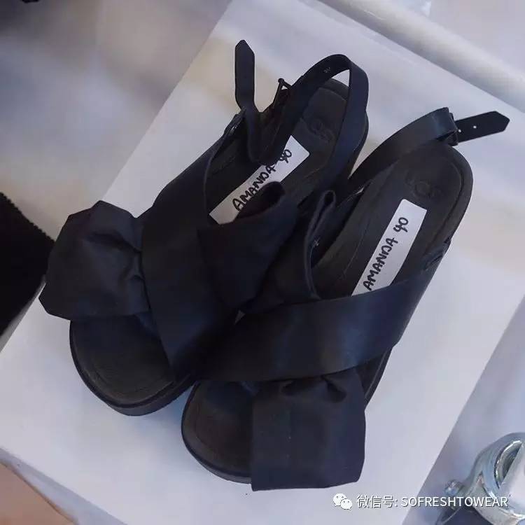 ugg鞋穿搭,ugg复古鞋怎么搭配衣服