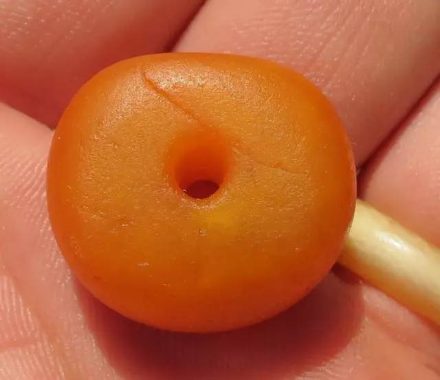 辨别烤色老蜜蜡方法图片,鉴别老蜜蜡的简单方法图片