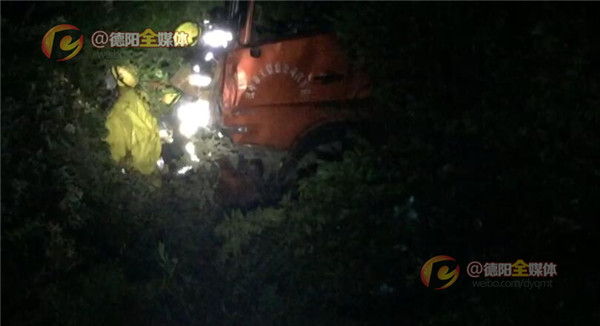 成绵高速公路上一车辆侧翻,成绵高速液化气罐车和货车相撞