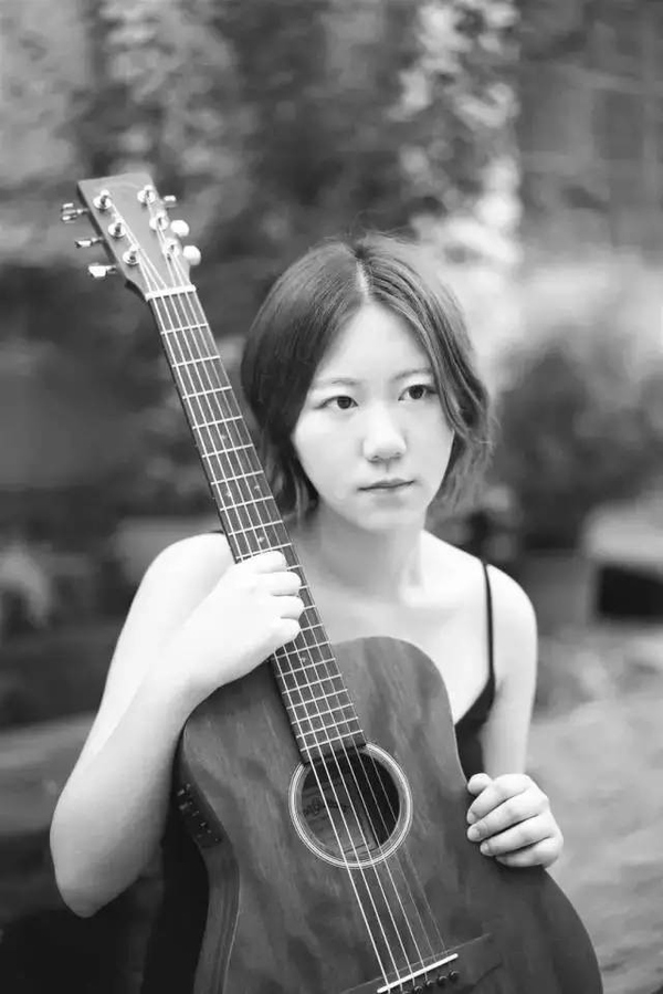 别人的22岁：95后的她，唱出80后的孤绝和勇敢