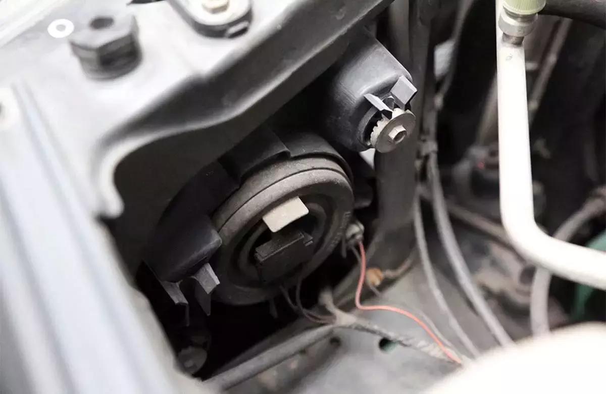 免开灯升级大灯优缺点,卤素大灯不够亮自己动手就能改