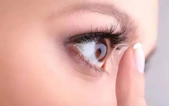 潜水能不能戴近视眼镜,潜水为什么不能戴隐形眼镜