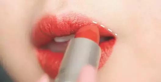 化唇妆要不要盖住唇线,唇线不明显怎么画唇线视频