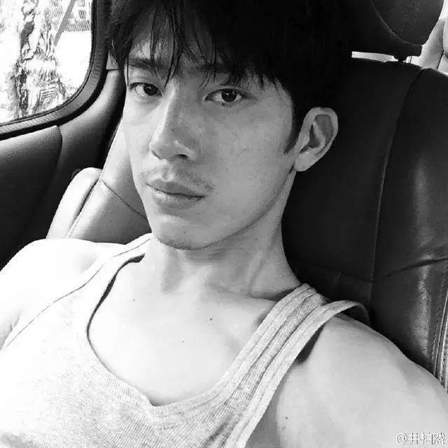 留小胡须有什么讲究,留胡须有技巧