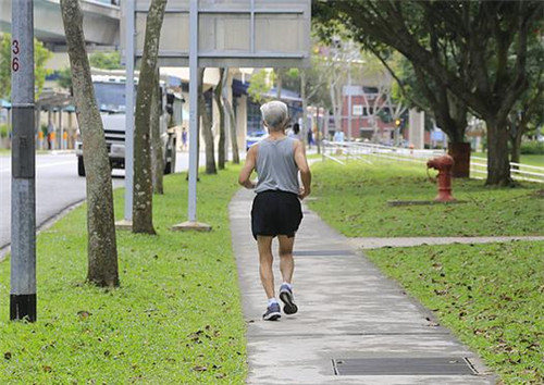 跑步时为什么胸部疼怎么解决,跑步护胸收副乳