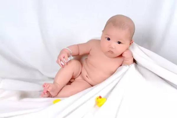 1岁9个月宝宝吃手要不要干预,1岁婴幼儿吃手指需要制止吗