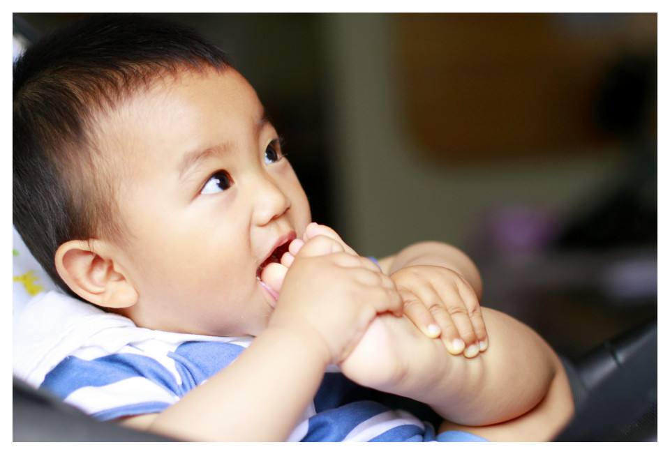 1岁9个月宝宝吃手要不要干预,1岁婴幼儿吃手指需要制止吗