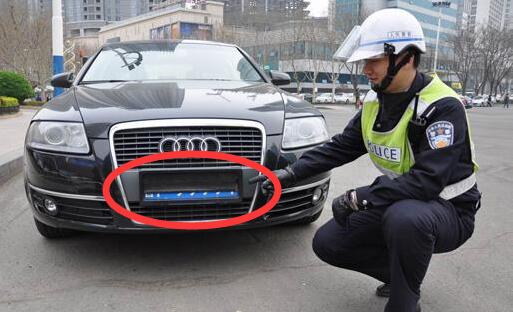 车主关注了放哪些东西扣12分,车上放三样东西不能扣分