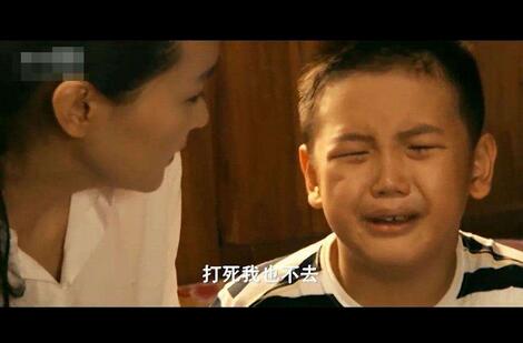 小朋友带奶瓶上学,儿子都9岁了还让妈妈哄着睡觉