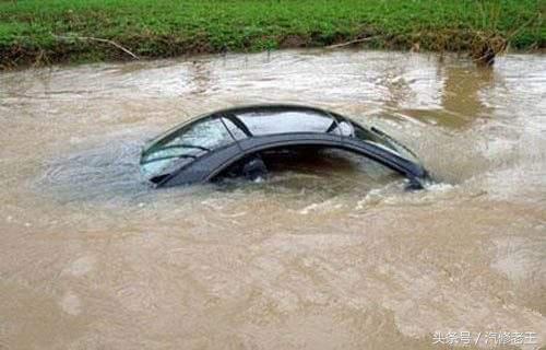 车子落水后为什么打不开门,车落水后车门真的打不开吗