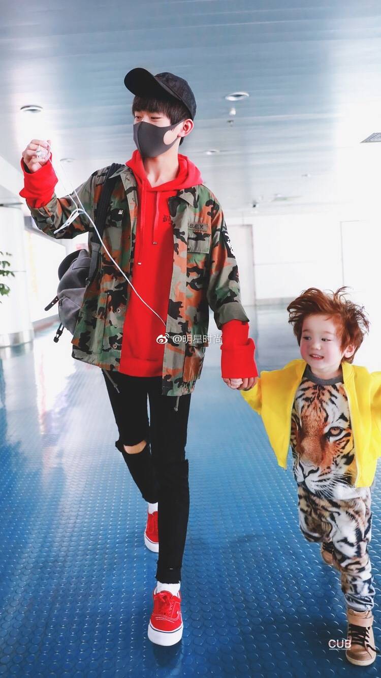 鹿晗易烊千玺领衔时尚资源争夺战,鹿晗和易烊千玺拍照