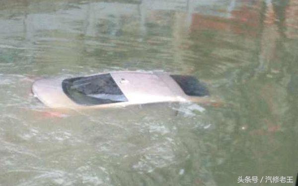 车子落水后为什么打不开门,车落水后车门真的打不开吗
