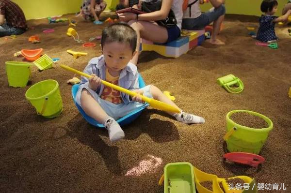 从游乐场回来后，宝宝的鼻孔里居然藏了1颗决明子！