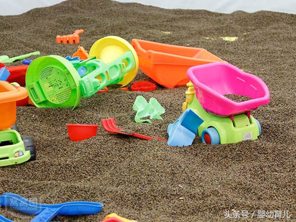 从游乐场回来后，宝宝的鼻孔里居然藏了1颗决明子！