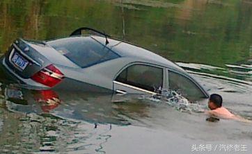 车子落水后为什么打不开门,车落水后车门真的打不开吗