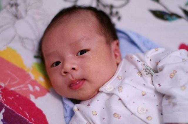 新生儿头发发黄秃鬓角,新生儿头发稍发黄是什么原因