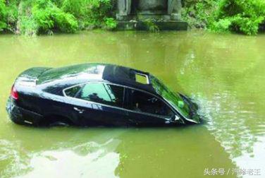 车子落水后为什么打不开门,车落水后车门真的打不开吗