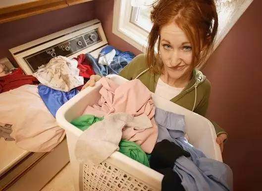 世界上最小的洗衣机来了！找个容器就能洗衣服，太方便啦！